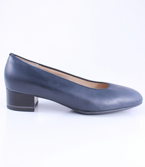 Side view of the Ara Graz Highsoft 38 in Blau — a women’s navy leather pump with a rounded toe, low block heel, and smooth finish that highlights its minimalist, elegant design.