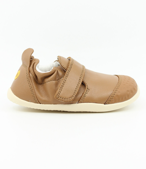 XP Go showing the caramel leather upper, reinforced toe and flexible low‑profile sole.