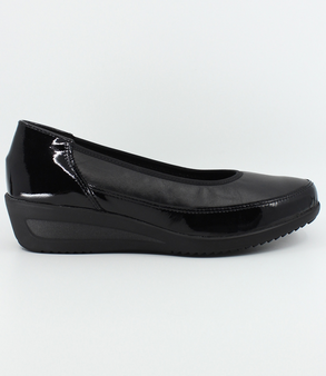 Schwarz leather slip-on shoe with HighSoft cushioning and low wedge sole
