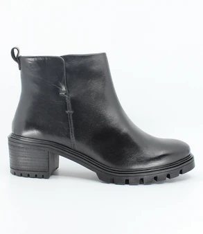 Schwarz leather ankle boot with inner zip and 25 mm heel