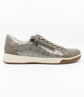 Moon leather sneaker with quilted side panels and flexible strobel sole