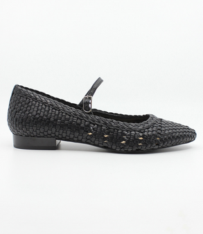 Negro women’s woven leather flat with pointed toe, adjustable strap and low block heel.