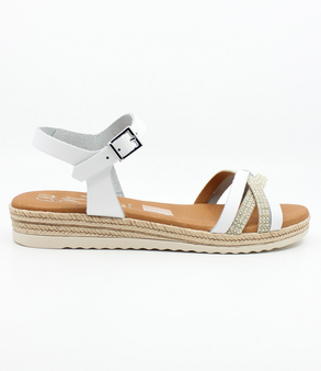 White girls' leather sandal with crossover straps, woven detailing, buckle fastening and cushioned footbed.