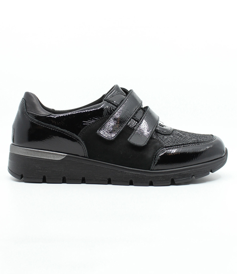 Side view of the RAMONA 31 showing the black patent leather upper, rounded toe and low-profile sole.