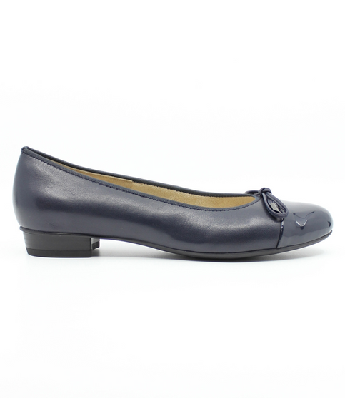 Navy leather low-heel court shoe with bow detail and 20 mm block heel