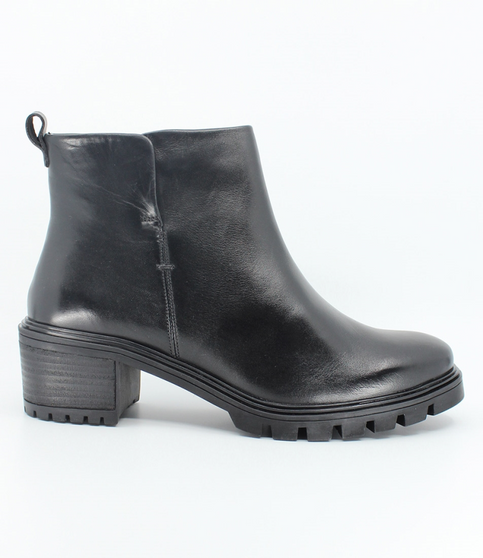 Schwarz leather ankle boot with inner zip and 25 mm heel