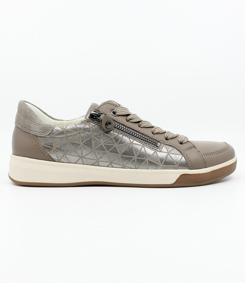 Moon leather sneaker with quilted side panels and flexible strobel sole