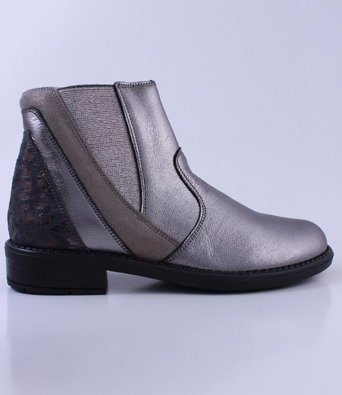 Silver girls leather and nubuck ankle boot with patterned heel, side zip and low heel.
