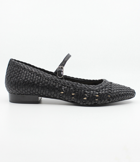 Negro women’s woven leather flat with pointed toe, adjustable strap and low block heel.