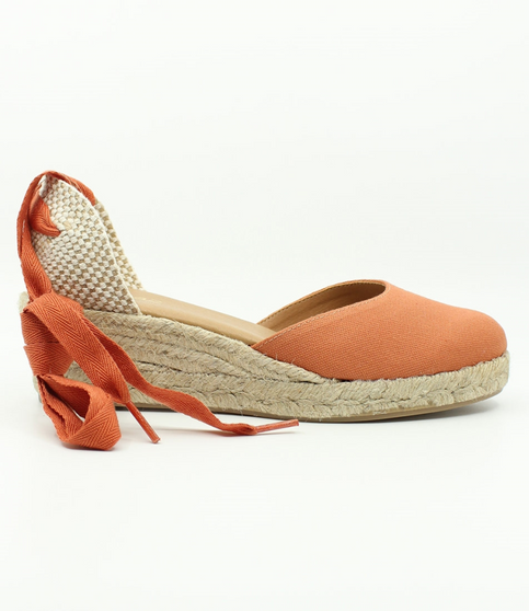 Brick women’s canvas espadrille wedge with closed toe, ankle ties and jute platform sole.
