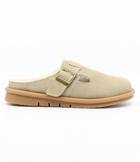 Beige women's suede clog slide with adjustable buckle, fleece lining and flexible sole.