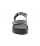 Schwarz leather sandal with removable insoles and lightweight sole