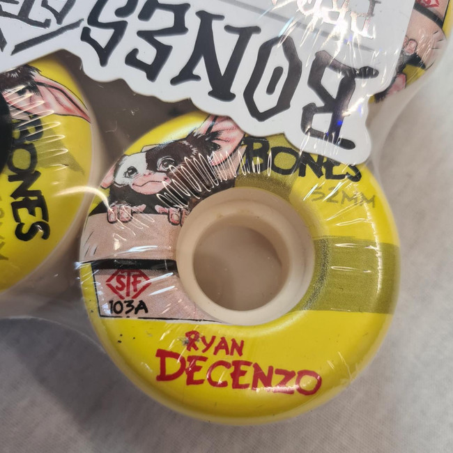 Bones STF Pro Series Gizzmo Gremlins 103a Sidecut V2 Locks