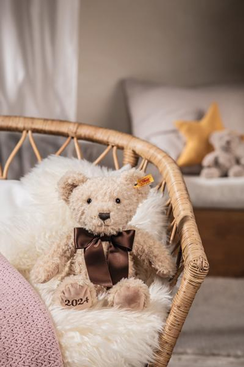 Cosy Year Bear 2024 Steiff EAN 113864, in the home