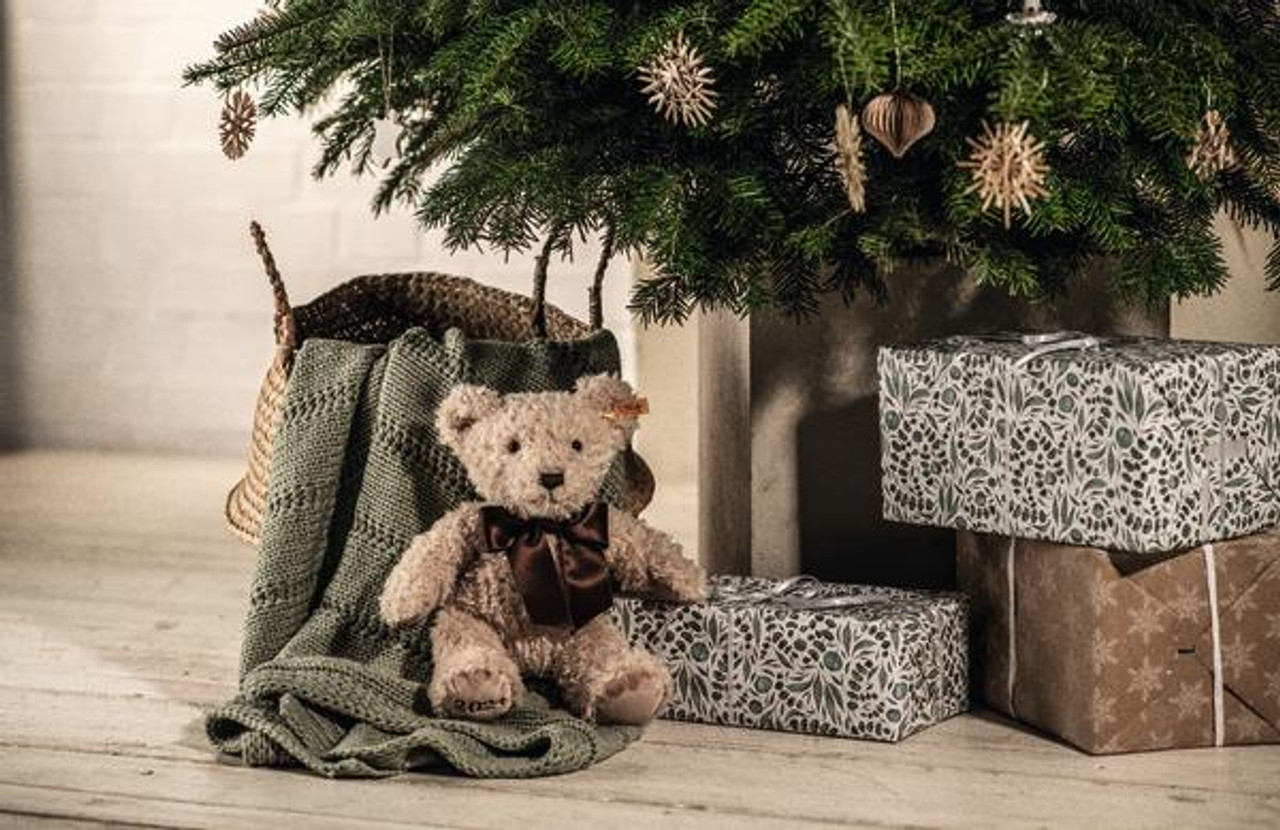 Cosy Year Bear 2024 Steiff EAN 113864, under the Christmas tree