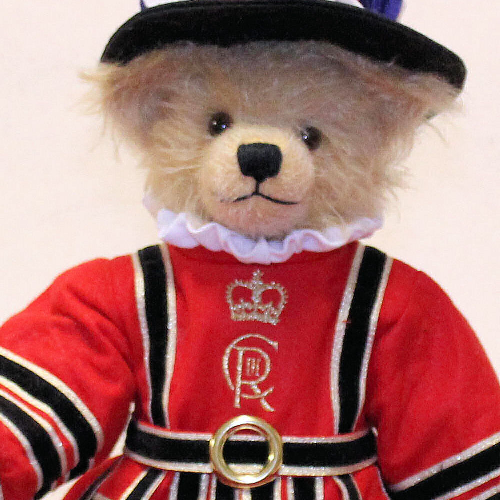 Face and Embroidery Detail, Beefeater The Royal Yeoman Warder 2023 34 cm, Teddy Bear by Hermann-Coburg EAN 189648