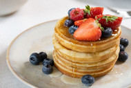 American pancakes met rood fruit en agavesiroop