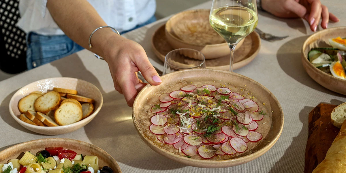Serviesset op een sfeervol gedekte tafel