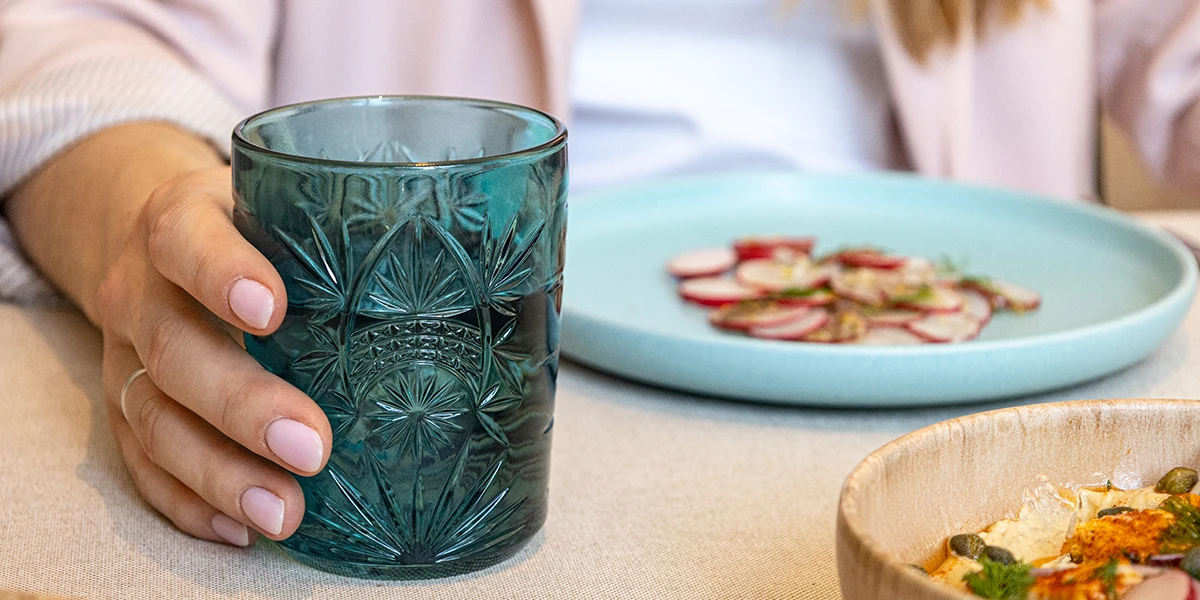 Blauw waterglas op tafel