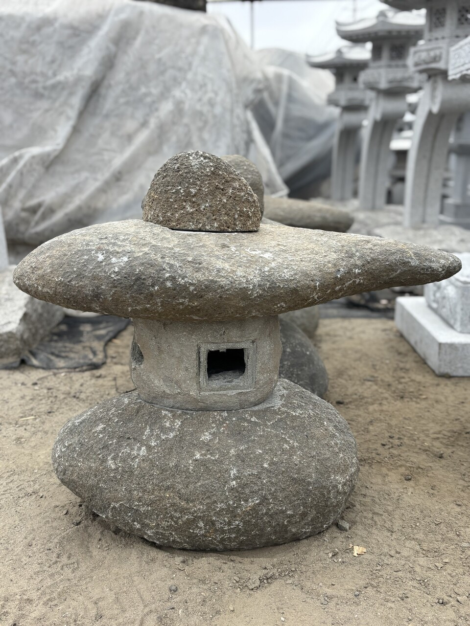 よ〜　STONE  Wabi sabi short natural basalt stone lantern