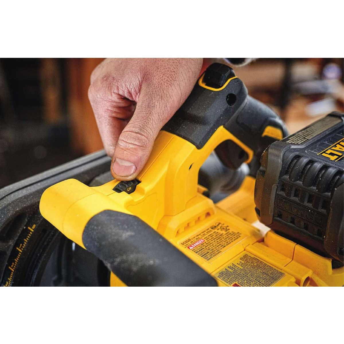 DEWALT DEWDCS520T1 60V MAX 61/2in (165mm) Cordless Tracksaw Kit with