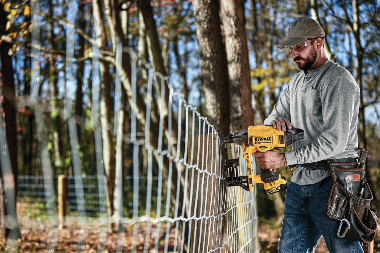 DEWALT 20V MAX* XR Crown Stapler, Cordless Fencing Kit, 9GA (DCFS950P2) - 1