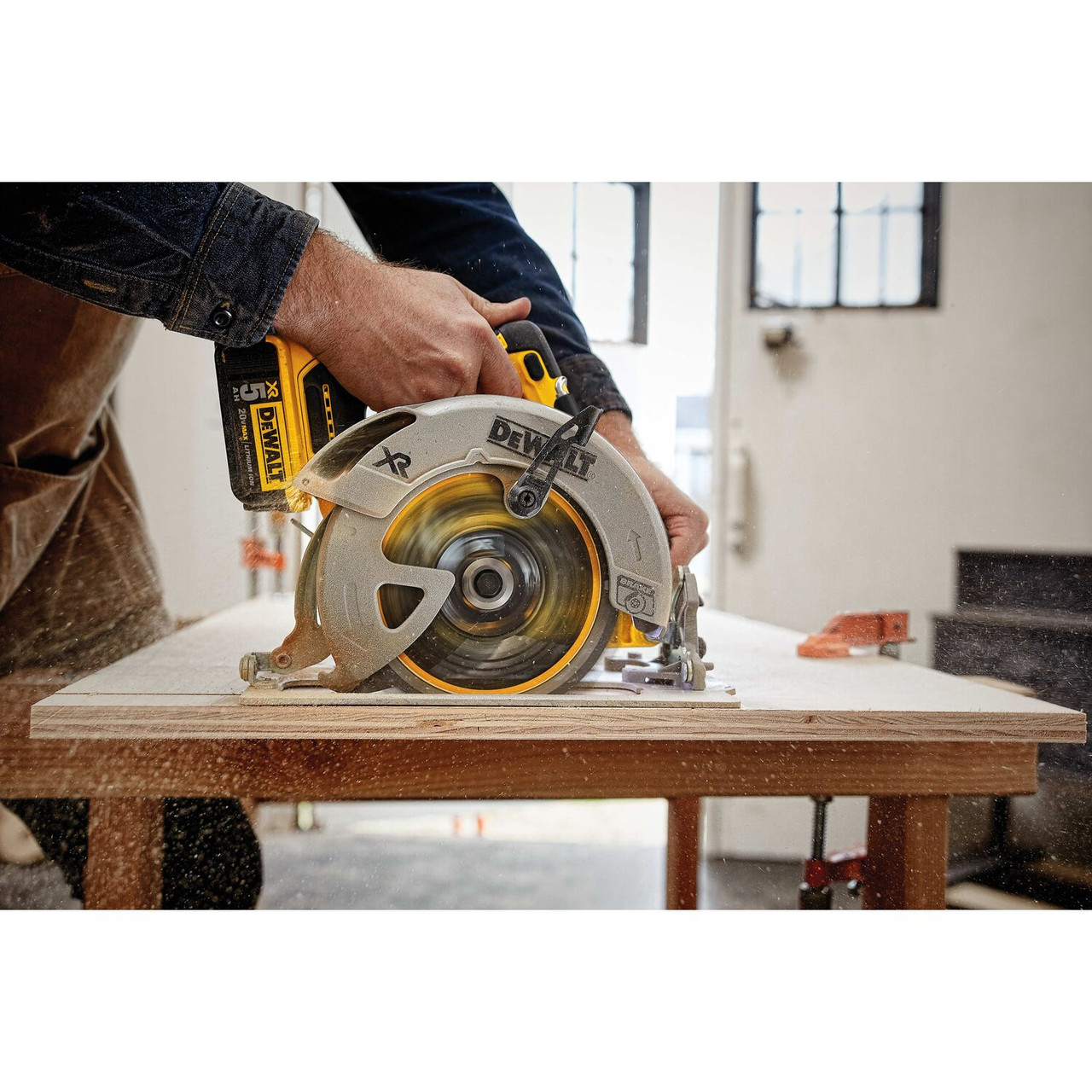 DEWALT FLEXVOLT 60V MAX* Circular Saw Kit, 7-1 4-Inch, Worm Style, 9.0Ah Battery (DCS577X1) - 1