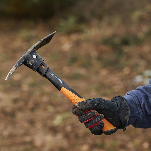 Fiskars FISK-1067475 14in Pro IsoCore 1.5lb Pick/Mattock - Atlas