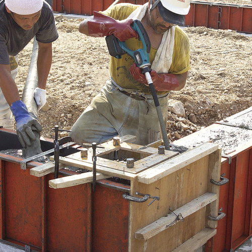 Makita MAK-DVR350Z 18V Cordless Concrete Vibrator