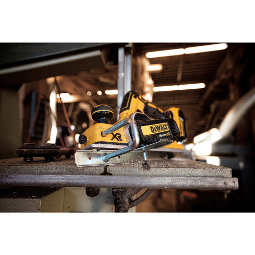 DEWALT DEW-DCBP520C-DCP580B 20V MAX XR 5.0Ah Starter Kit + DCP580B Planer Bare Tool