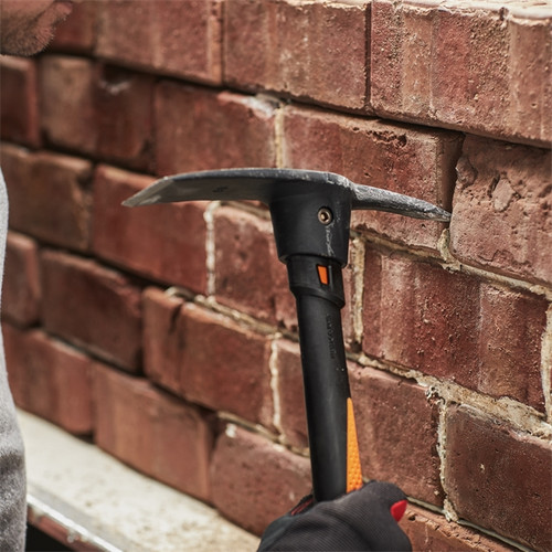 Fiskars FISK-1067475 14in Pro IsoCore 1.5lb Pick/Mattock