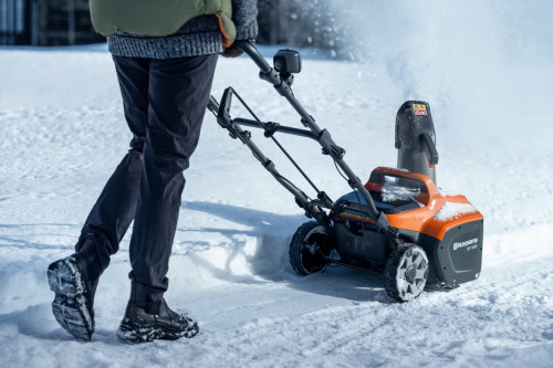 Husqvarna HUSQ-970789001 ST 143i 40V 16.9in Cordless Snow Blower 4.0Ah Kit
