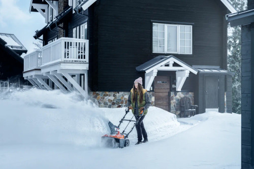Husqvarna HUSQ-970789001 ST 143i 40V 16.9in Cordless Snow Blower 4.0Ah Kit