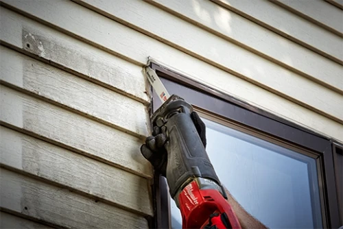 Milwaukee The WRECKER blade cutting siding