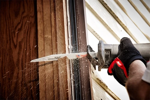Milwaukee The WRECKER blade plunge cut in trim