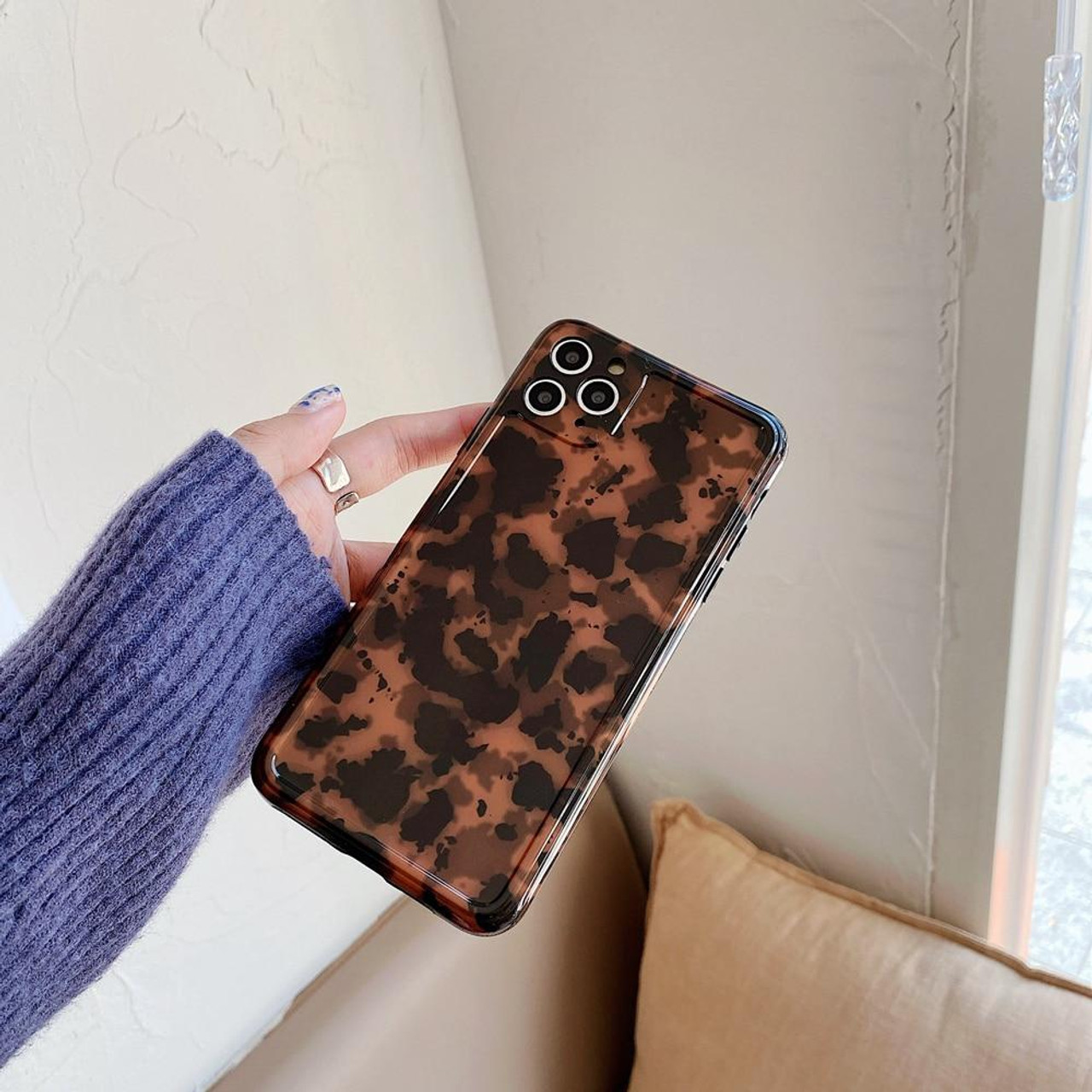 Retro Luxury Amber Leopard Print Wrist Chain Phone Case For iPhone