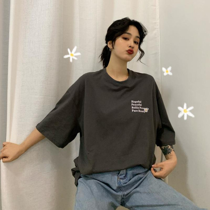 AESTHETIC STYLE DAISY PRINTED TEE - Cosmique Studio AESTHETIC STYLE DAISY PRINTED TEE - Cosmique Studio