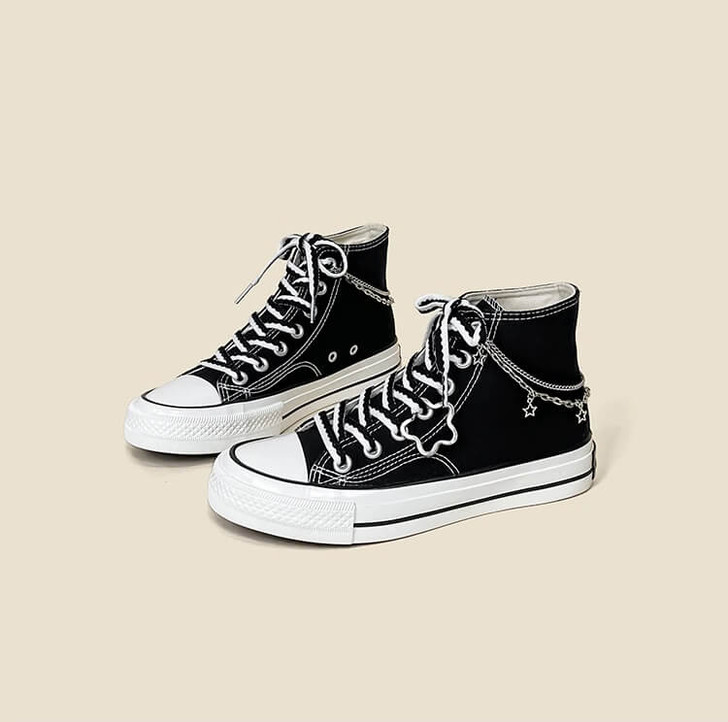 Soft grunge style black/white lace-up, high top, classic canvas with star chains