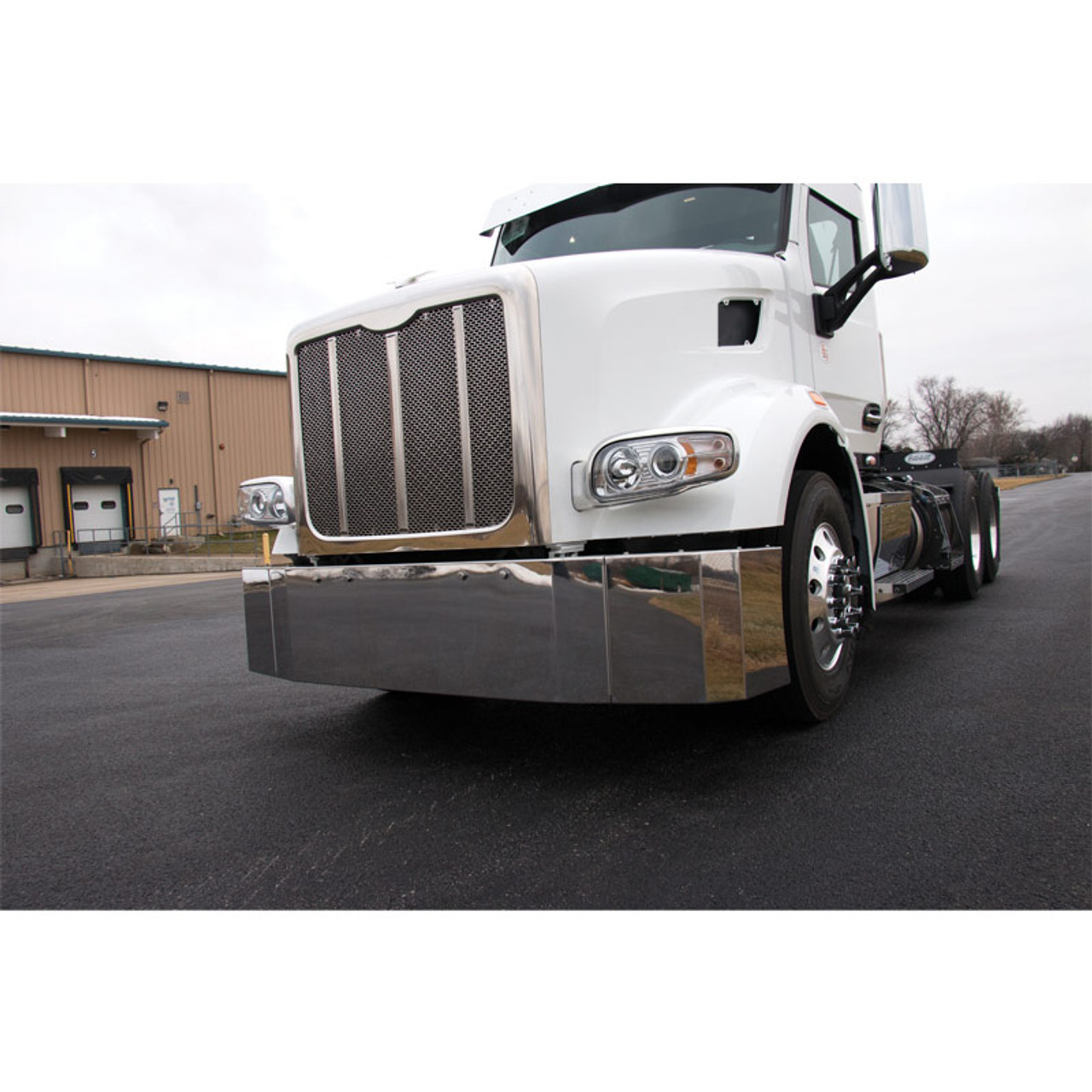 アーモンド Peterbilt 567 Boxed End Set Forward Axle Bumper By RoadWorks