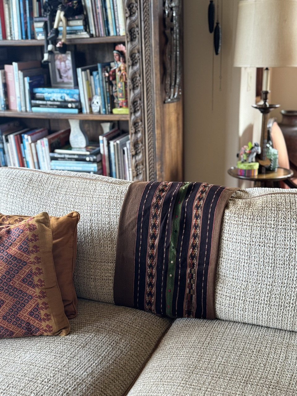 Vintage manta (aguayo) from Macha, Bolivia. Finely woven, soft wool Andean textile. Traditional shawl/blanket, collectible Bolivian folk weaving. Vintage manta (aguayo) from Macha, Bolivia. Finely woven, soft wool Andean textile. Traditional shawl/blanket, collectible Bolivian folk weaving.