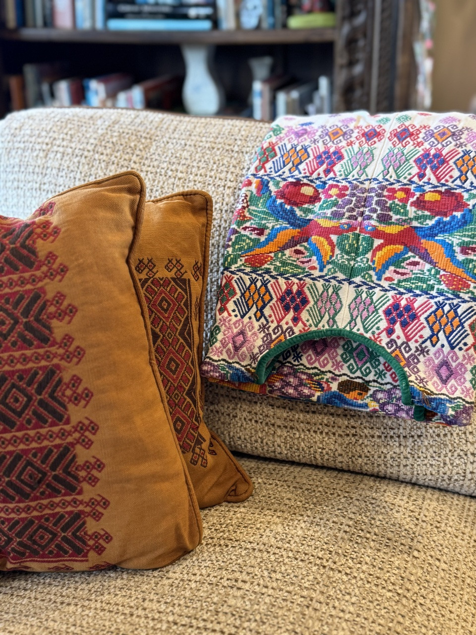 Floral animal embroidery
Handwoven cotton blouse
Cultural heritage textile
One of a kind huipil