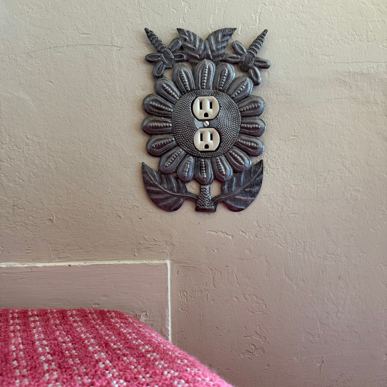 decorative outlet cover
metal outlet plate
sunflower wall decor
dragonfly decor
Haitian metal art