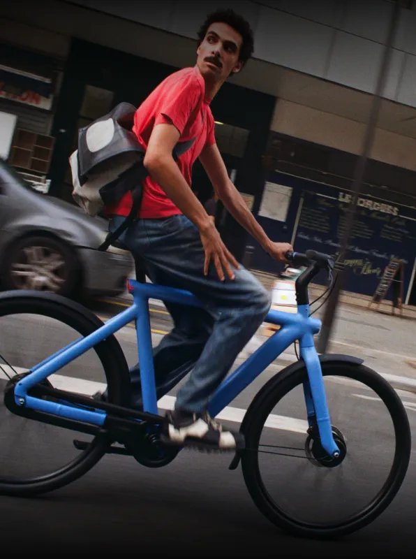 Rider on a VanMoof S6 in Electric Blue in the city