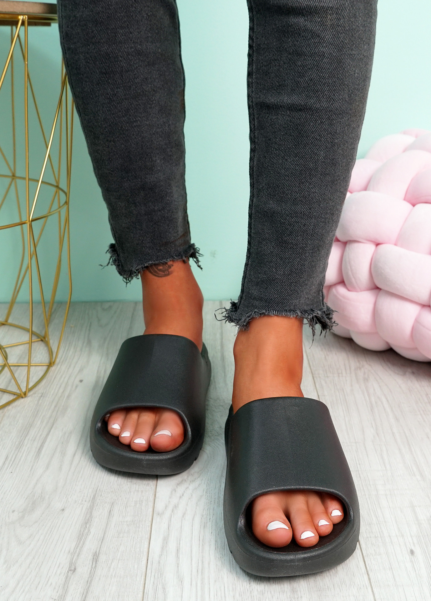 Minna Black Flat Sandals