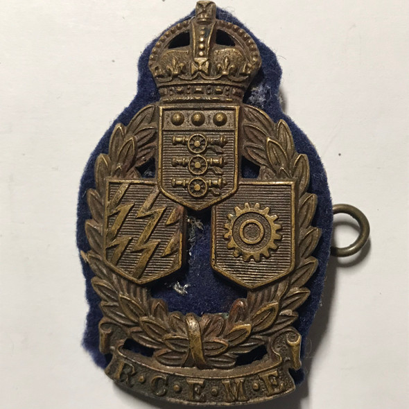 Canada: WWII Era Royal Canadian Electrical And Mechanical Engineers Cap Badge