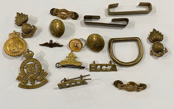 Canada: Lot of Various Militaria Items (Cap Badges, Buttons, Etc.)