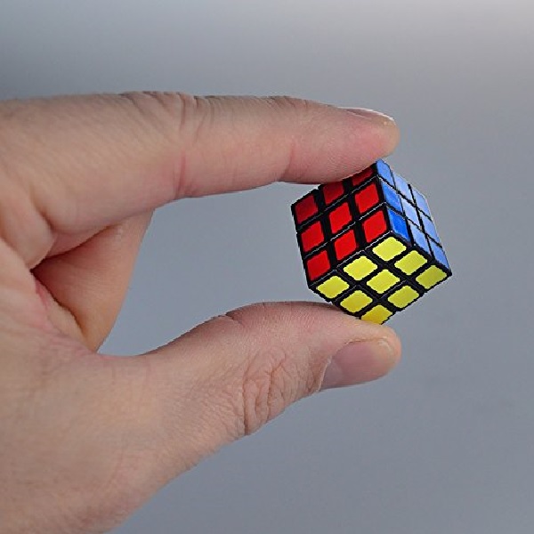 World's Smallest Rubik's Cube - RetroFestive.ca