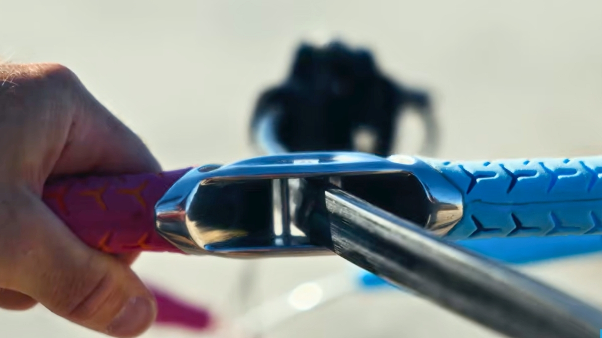 kiteboarding bar center line up close