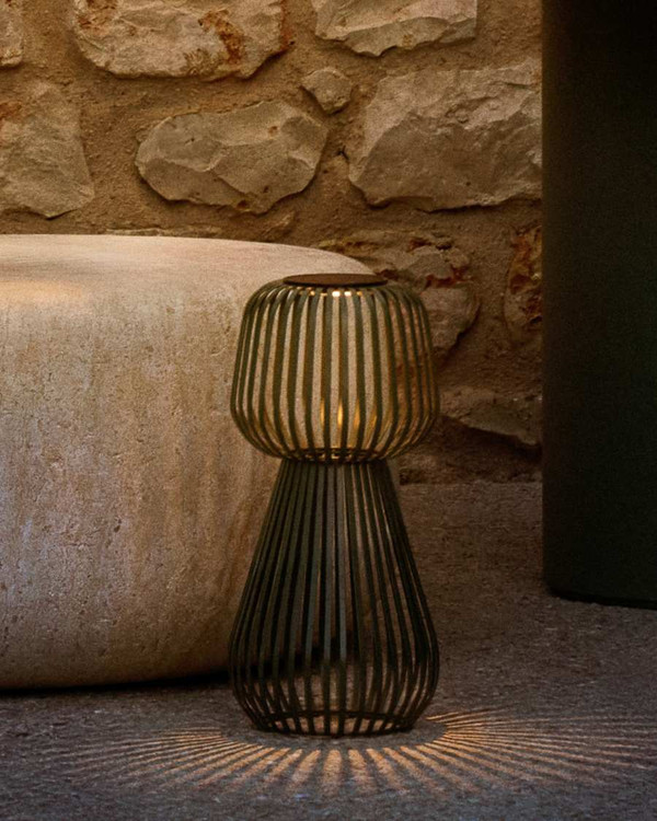 Lampe solaire extérieure à structure métallique et lumière modulable