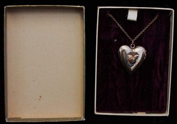 米軍 実物 SWEETHEART JEWELRY ロケット Early WWII USMC Sweetheart Heart-Shaped Locket Necklace (Right